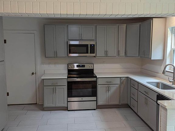 3rd image of 928 Pinewell Dr