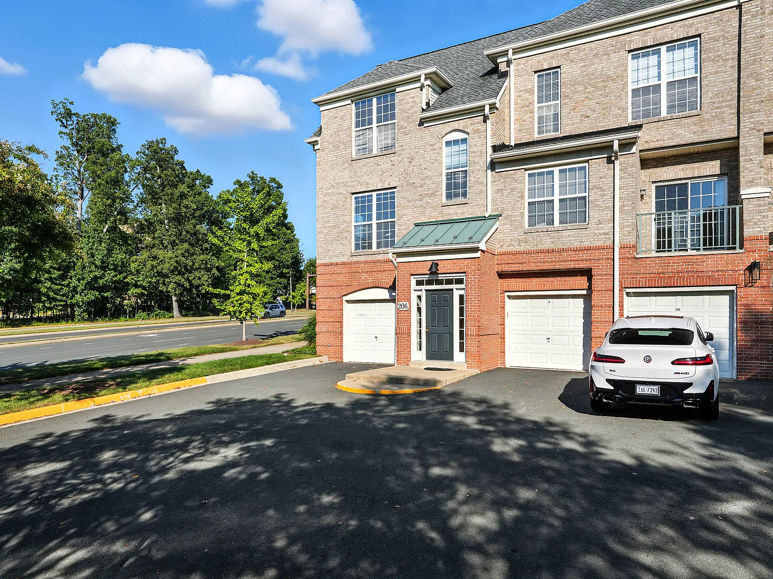 3 bed, 2.5 bath, 1702 sqft, $3,800 — Photo 2
