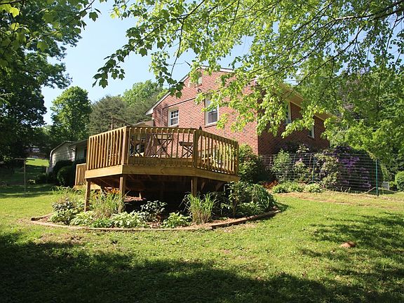 3rd image of 202 Chinook Dr