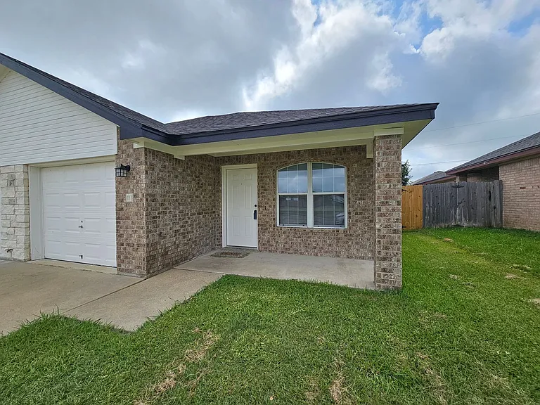 2604 Seabiscuit Dr #A/B — Photo 2