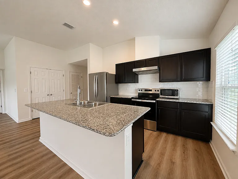 817 Trellis Bay Dr — Photo 3