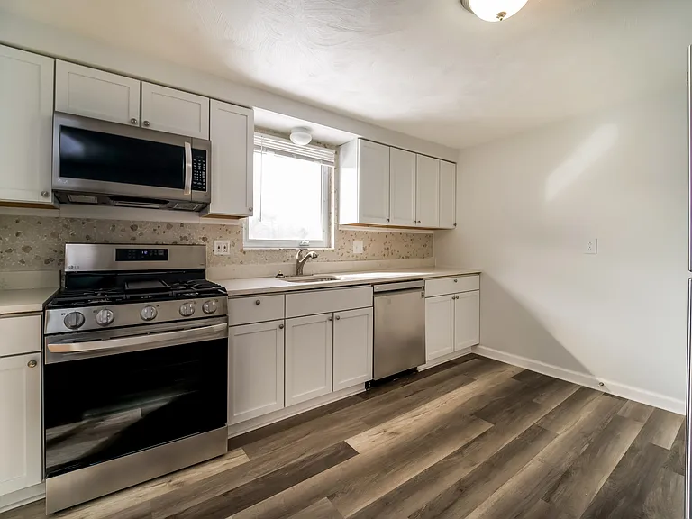 211 Andora Dr — Photo 2