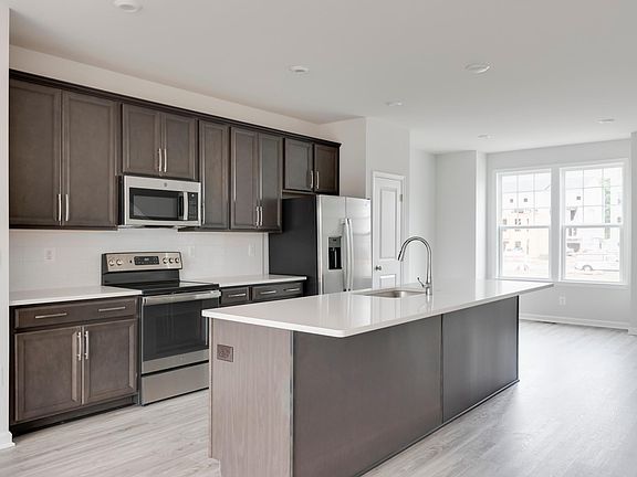 3rd image of 605 Eking Green Dr