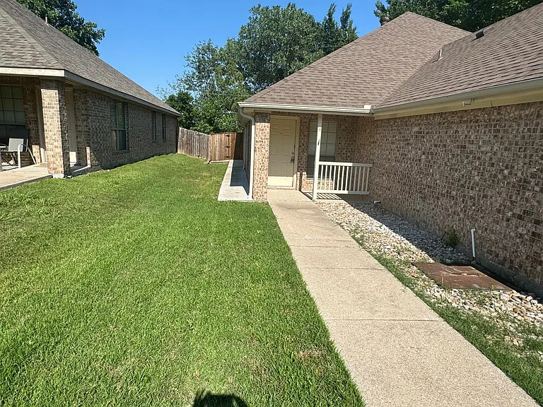 3159 Karen St — Photo 2