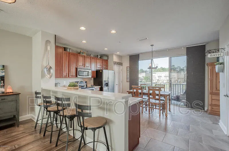 3 bed, 4.0 bath, 2142 sqft, $2,300 — Photo 4