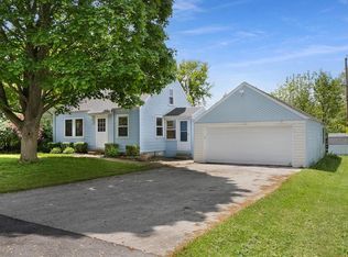 W272N2569 Apple Tree Ln, Pewaukee, WI 53072