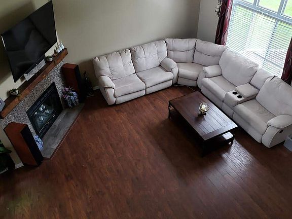 Great room w/ 20 ft ceilings