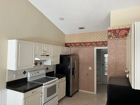 3rd image of 3037 Hartland Ct