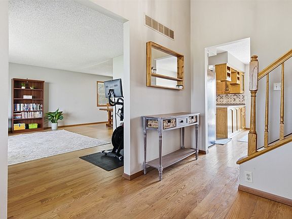 2nd image of 1102 Countryside Ln