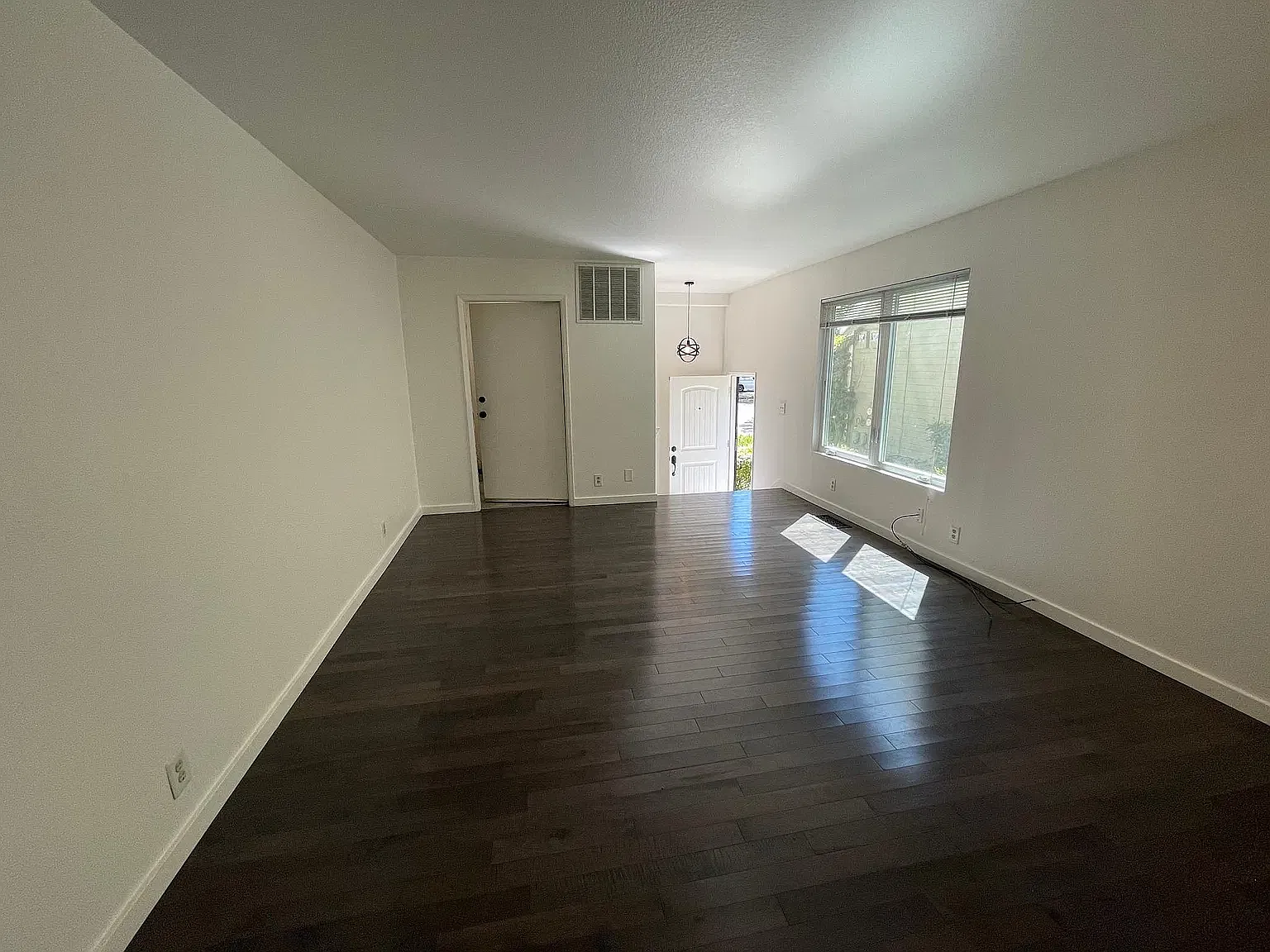 2 bed, 1.5 bath, 950 sqft, $3,100 — Photo 2