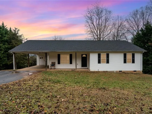 1820 Cline Pl, Lenoir, NC 28645