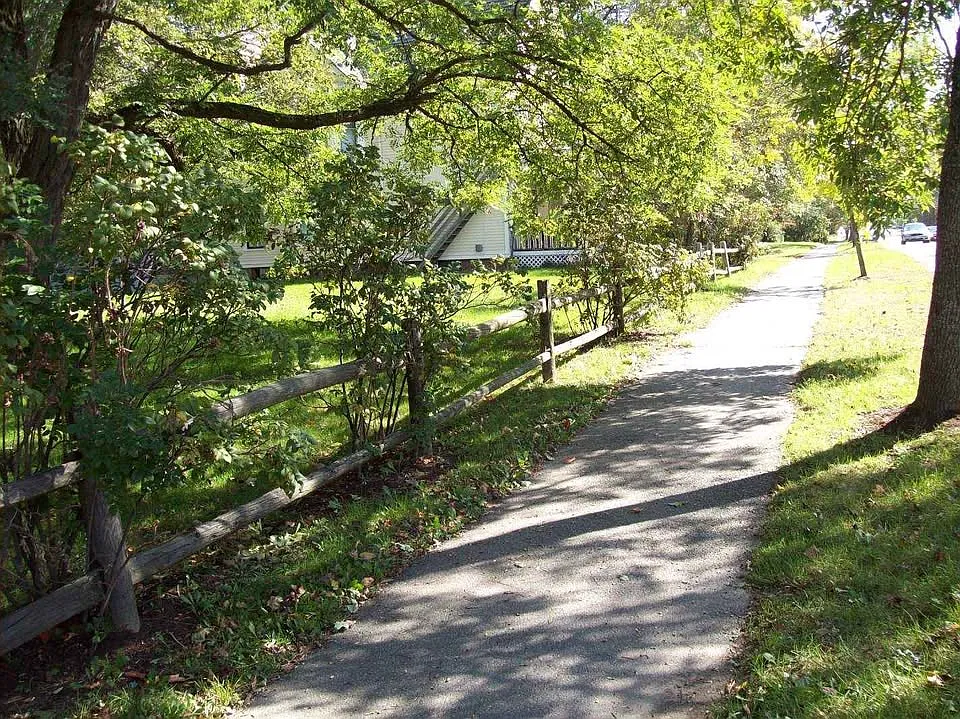 3 bed, 1200 sqft, $1,800 — Photo 2