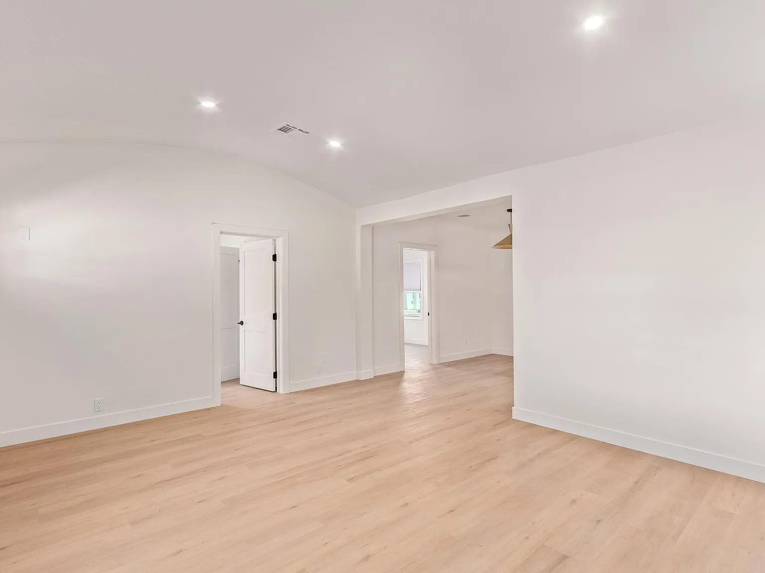 2 bed, 940 sqft, $2,350 — Photo 4