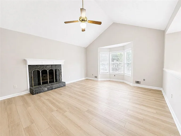 1400 Chalet Cir — Photo 3