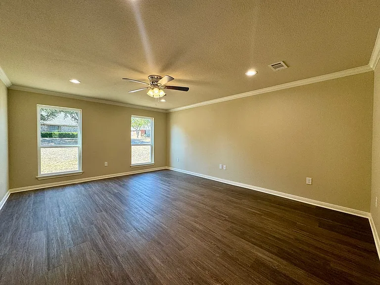 919 Briar Dr — Photo 3
