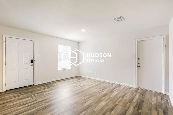 3 bed, 2.0 bath, 876 sqft, $925 — Photo 4