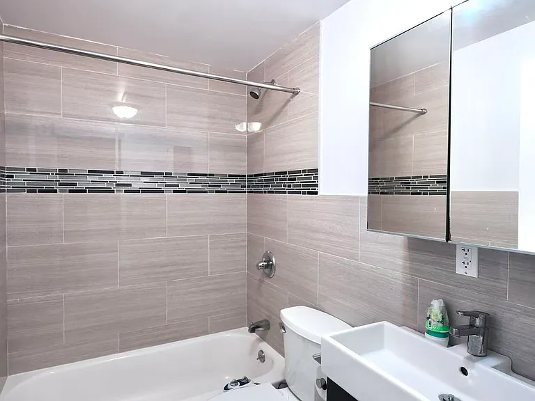1122 W Oxford St — Photo 6