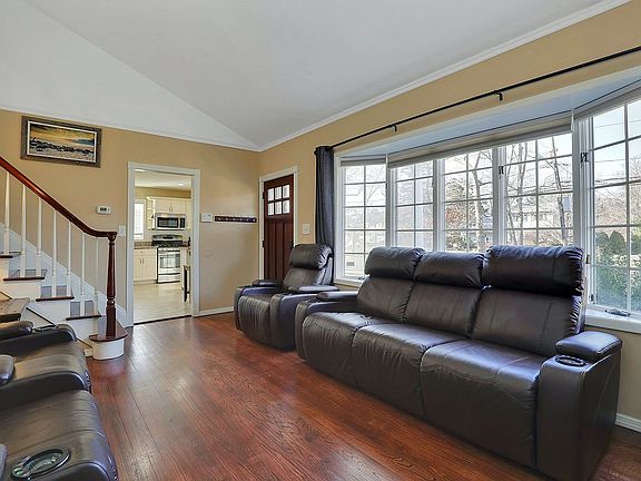 5th image of 35 Edgewater Ave
