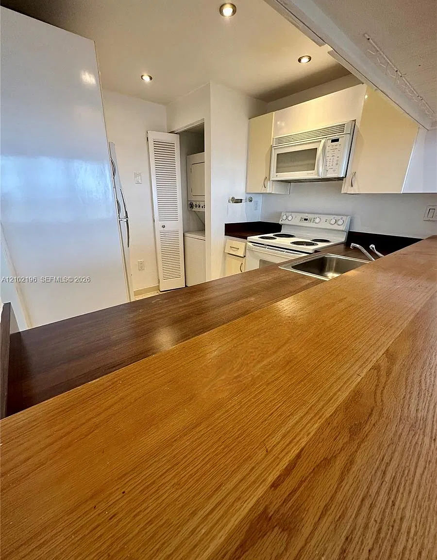 Charter Club Condo — Photo 2