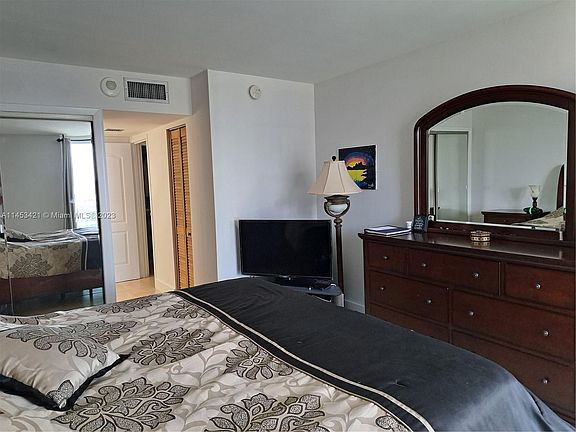 5th image of 100 Bayview Dr APT 1130