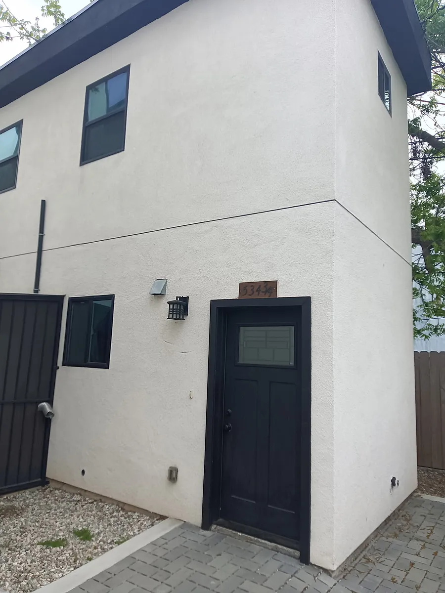 Building Photo - 534 W Vernon Ave #3/4