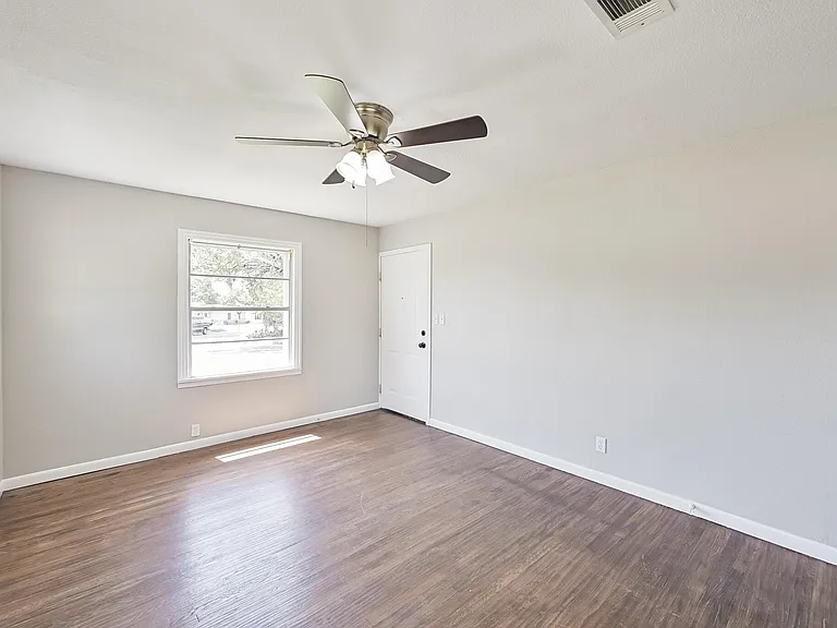 1501 Greenbrier Dr — Photo 5