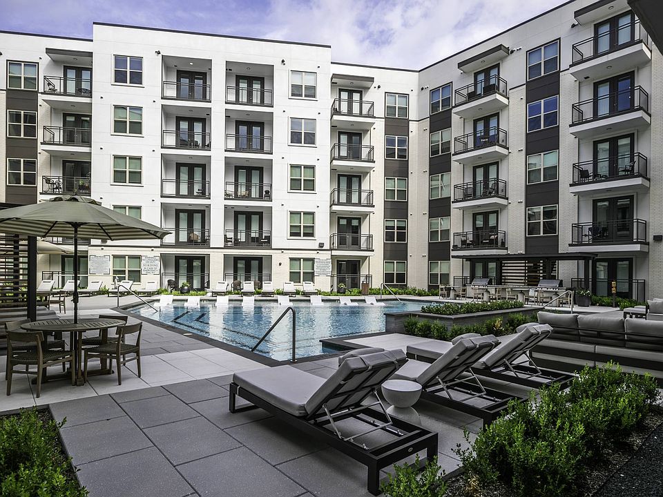 Sparkling Hotel-Inspired Pool