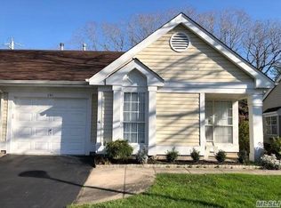 291 Glen Dr, Ridge, NY 11961