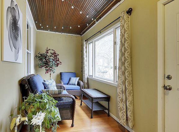 3-season foyer