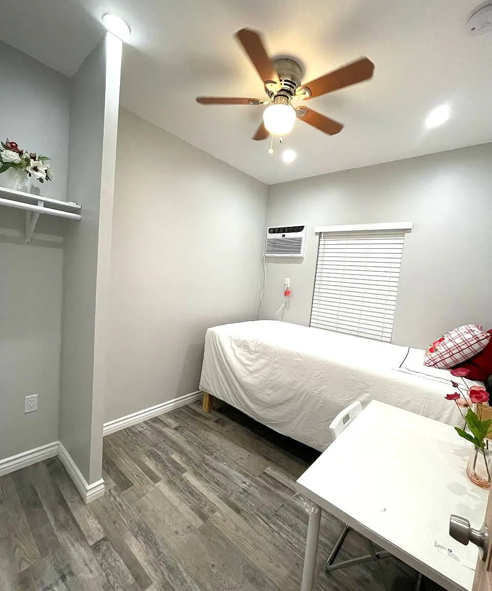 6 bed, 2000 sqft, $750 — Photo 4