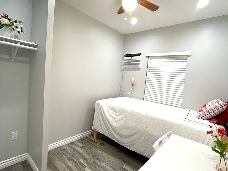 3860 S Budlong Ave — Photo 4