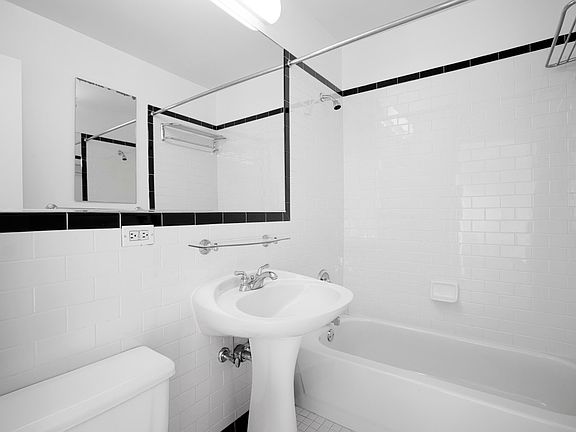 4th image of 420 W 42nd St APT 15G