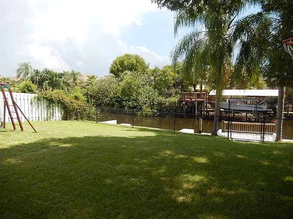 2nd image of 885 Iris Dr