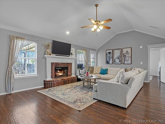 5th image of 11822 N 107th East Ave