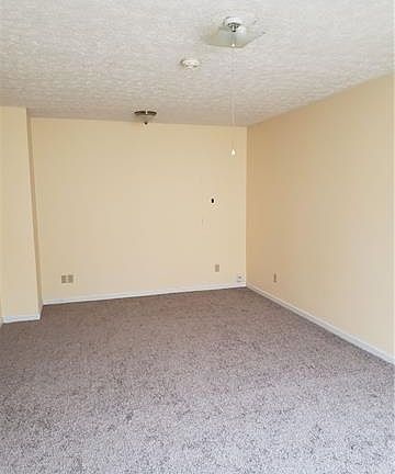3rd image of 121 Candlestick Dr