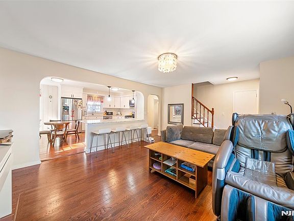 5th image of 553 Ray Ave