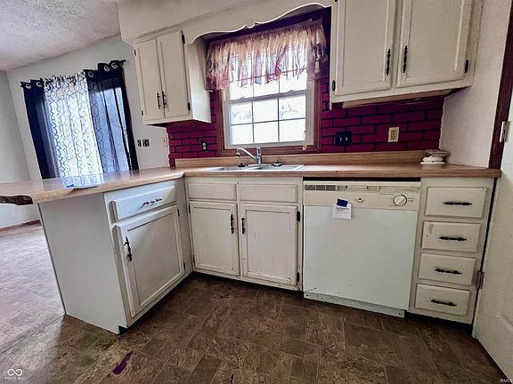 5th image of 242 W Main St