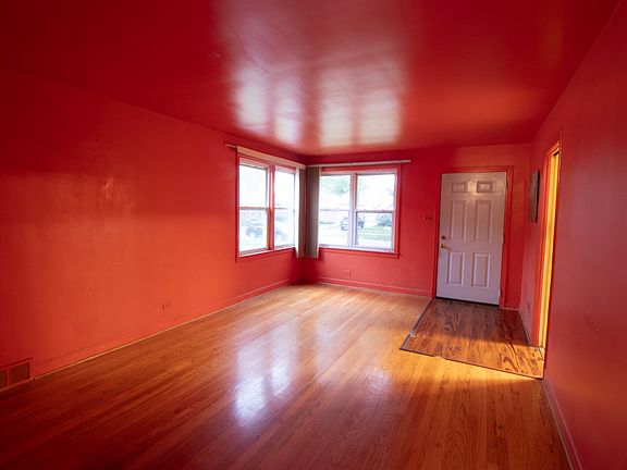 4th image of 9316 Lorel Ave