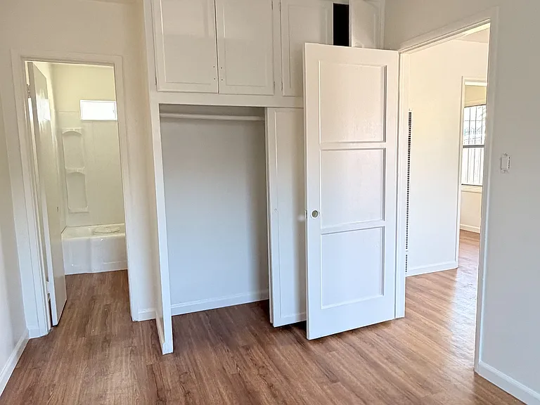 DUPLEX, bedroom, bathroom