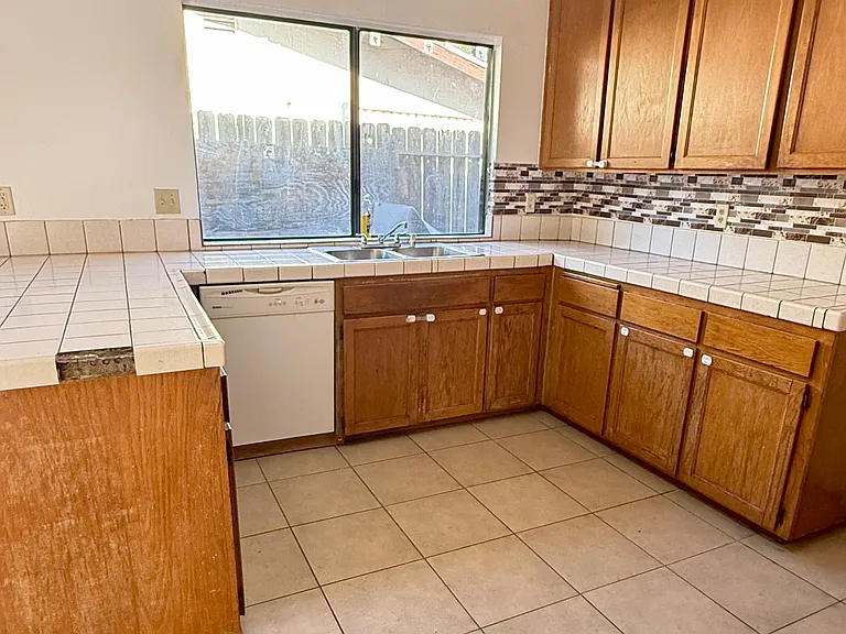 1307 W Heald Ave — Photo 7