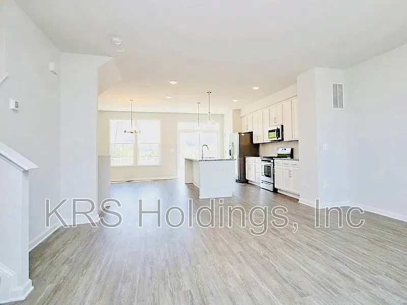 4 bed, 3.5 bath, 2077 sqft, $2,895 — Photo 4