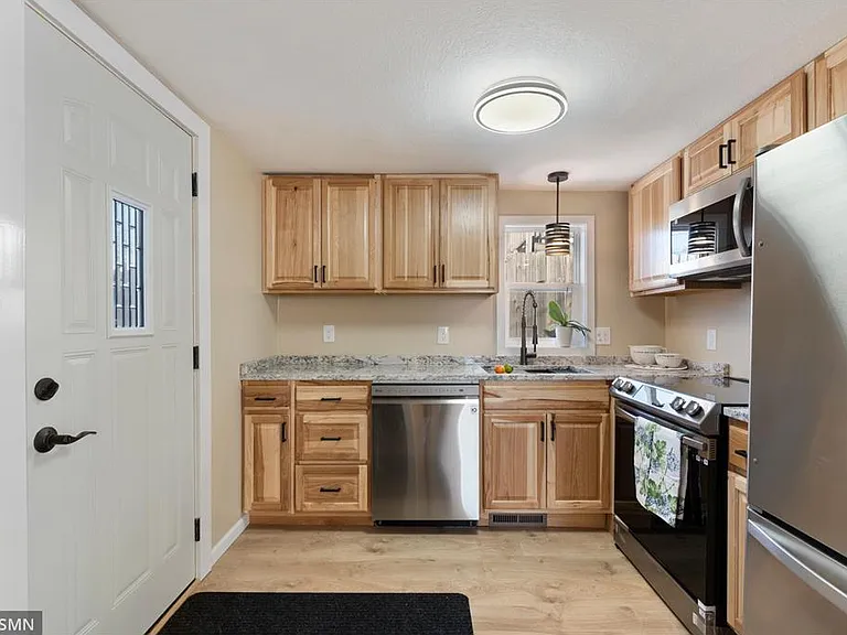 1040 Rose Ave E — Photo 2