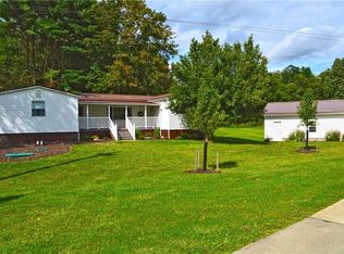 8 Slyder Dr, Claysville, PA 15323