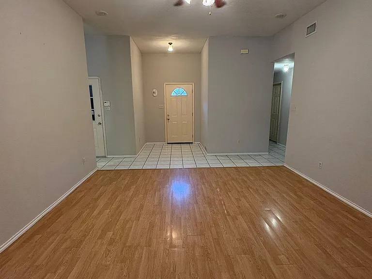 8404 Las Palmas Dr — Photo 6