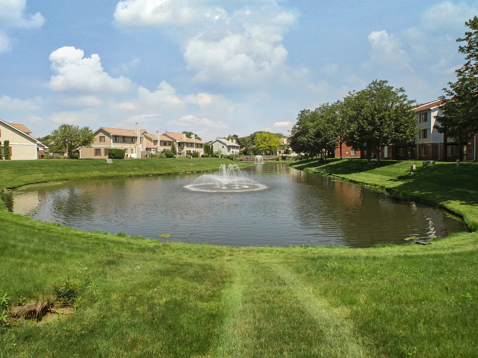 Orchard Lakes Apartments — Photo 2