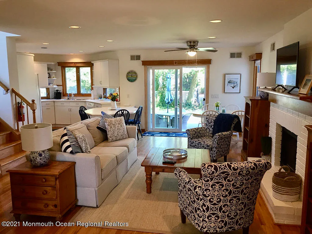 4 bed, 2.5 bath, 2550 sqft, $7,000 — Photo 3