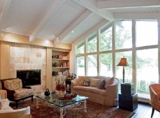 257 W Indian Creek Ct, Fox Pt, WI 53217