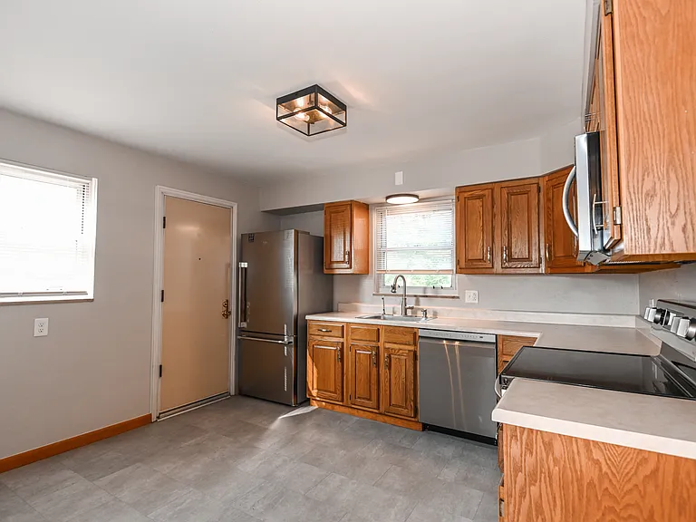 406 Irwin Ln — Photo 10