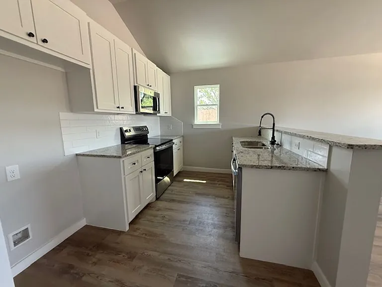 966 Minda St — Photo 5