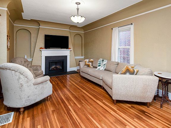 5th image of 1935 Hayselton Dr